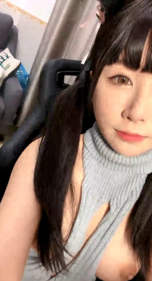 STP28630 绝对极品！顶级颜值美少女！清纯甜美，爆乳肥穴，情趣露奶毛衣，跳蛋震动肥.jpg