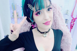 比利時正妹《YuzuPyon》拿出Switch充當「遮羞布」