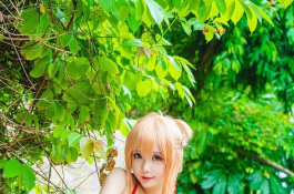 泳池旁的亞斯娜